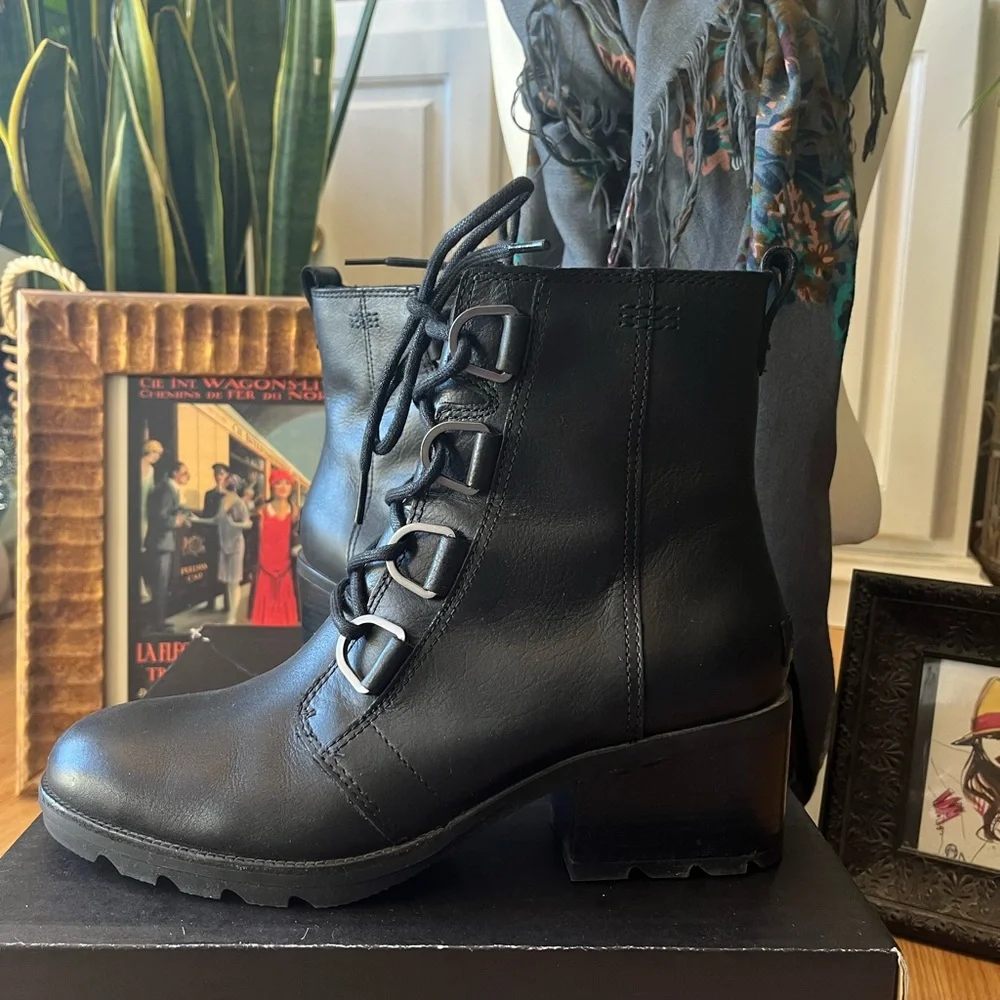 Sorel Black Lace Up Boots (like NEW with box) - Picture 2 of 3